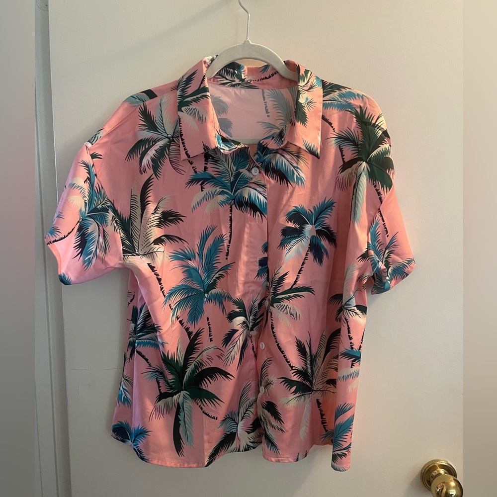 Round and green palm tree tropical themed shirt.